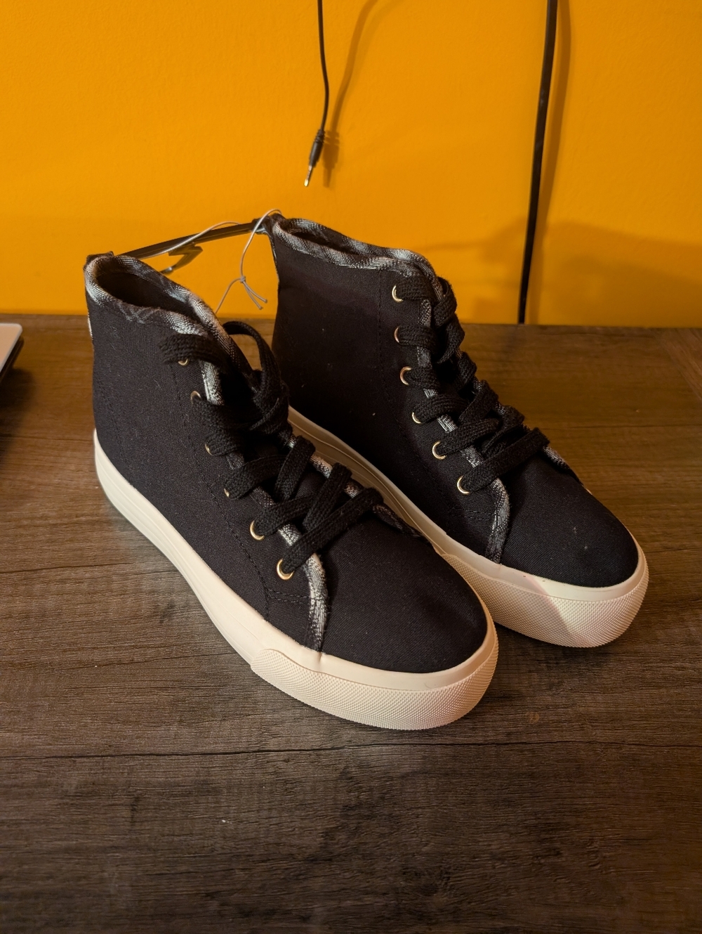 Old Navy Size 4Y Lace Up High top Sneakers NWT